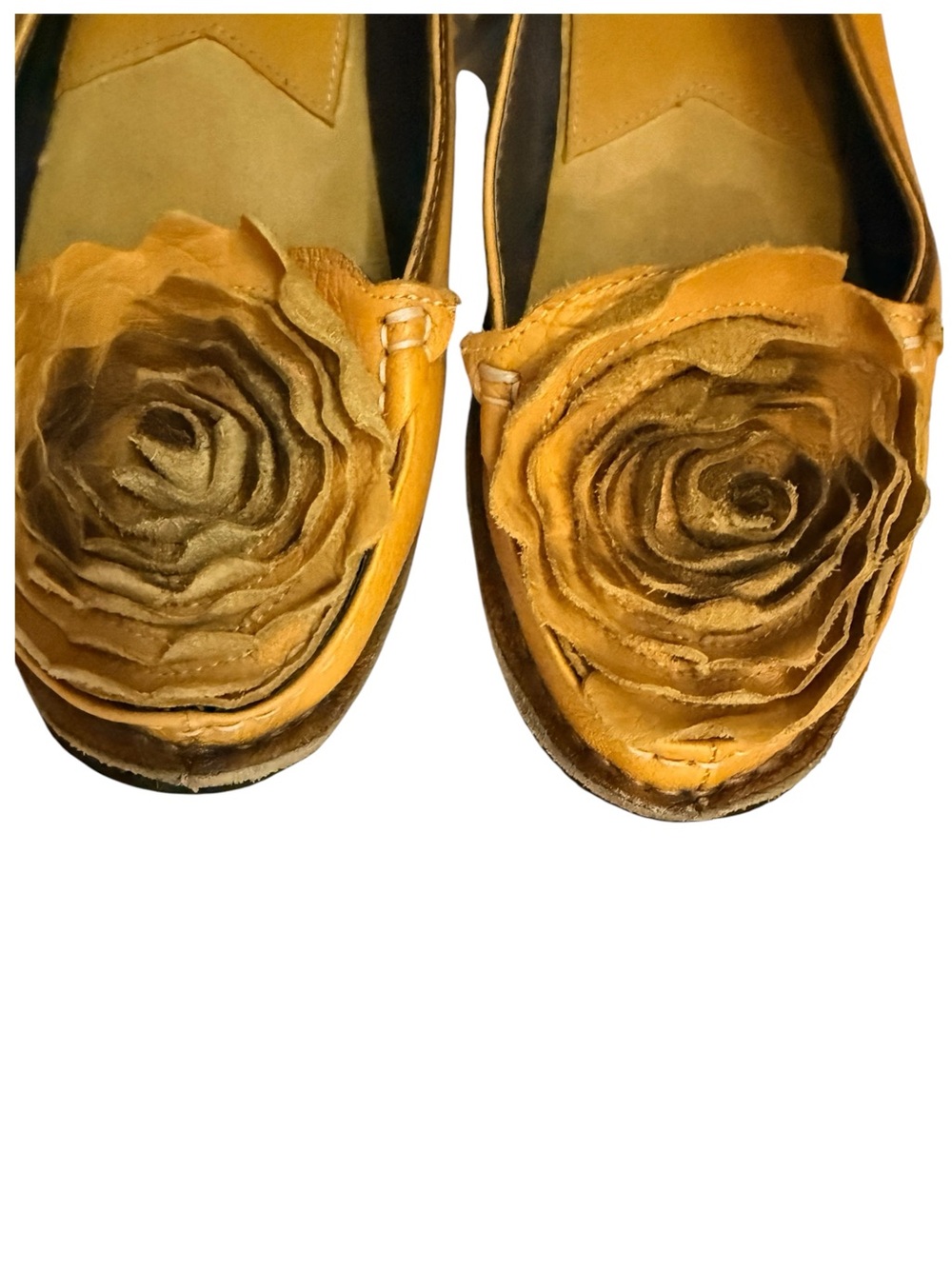L'ARTISTE Women's Mustard Yellow Leather Floral Slip-On Loafers - Picture 3 of 6